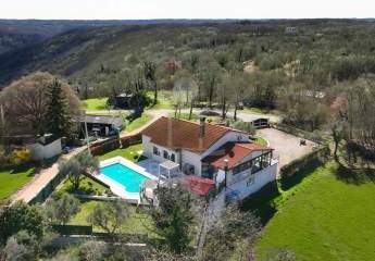 Natur direkt vor der Tür: Großes Grundstück mit Pool & Garage in ruhiger Lage