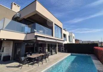 Eine traumhafte Villa mit modernem Design, Pool & Spa-Bereich in Poreč