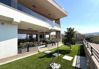 Privatsphäre trifft Qualität: Neue Villa mit Sauna, Jacuzzi, Pool & offenem Blick aufs Meer