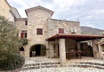 2009 fachgerecht renoviert, heute besonders reizvoll: ruhiges Steinhaus mit Pool auf Krk