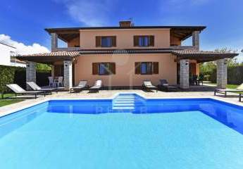 Ruhe-Pool-Rendite: Großzügige Villa mit vier Apartments, ideal für Familie und Vermietung