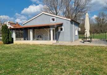 571 m² Grundstück, ruhige Lage, möbliert: Haus in Poreč mit Gartenhaus & Terrassen