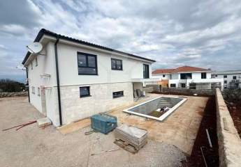 Genießen Sie Ruhe und Komfort: Doppelhaushälfte mit Pool und Meer in Nähe