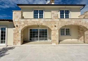 Pool. Panorama. Privatsphäre. Ihre Traumvilla mit 3 Suiten