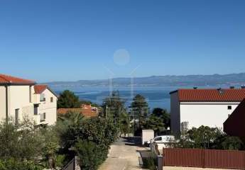 Ruhige Lage & Meerblick: Neues Doppelhaus auf Krk mit Pool, Garten und 140 m² Wohnfläche