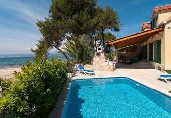 Eigener Bootsliegeplatz: Haus in erster Meeresreihe mit Pool