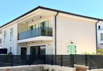 Freuen Sie sich auf ein Leben in Harmonie: Neubau Haushälfte in Malinska mit Pool & Strandnähe