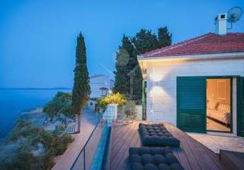 Direkt am Meer: Luxusvilla mit 92 m² Terrassen und privatem Whirlpool sichern