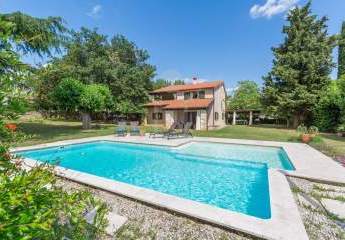 Renovierte Steinhausvilla mit Pool & prächtigem Garten bei Poreč