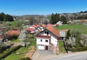 Wohnen und vermieten nahe Plitvice: Haus mit Ausbaureserve und großem Grundstück