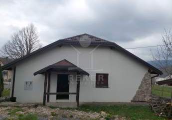 Wohnen zwischen Bergen und Meer mit rustikalem Stil und Galerie