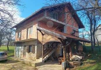 Ein Hof für Generationen: Familienhaus mit 15 Hektar und vielseitigen Gebäuden