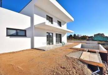 Rundum komfortabel: Neubauhaus in Vodice mit Pool und Garage