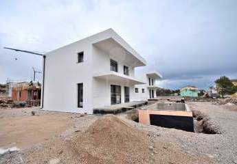 Neubauhaus in Vodice mit Pool und Garage in ruhiger Lage.