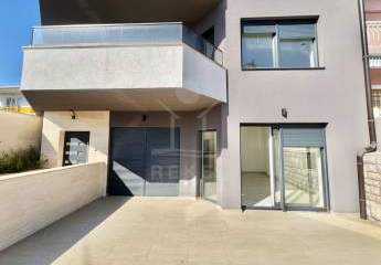 Moderne Neubauwohnung in Crikvenica mit 3 Zimmern im Erdgeschoss