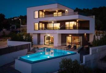 Licht, Luft, Luxus: Design-Villa mit Infinity-Pool, Whirlpool & Dachterrasse