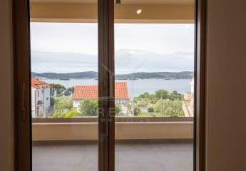 Für Küstenliebhaber: Stilvolle 90-m²-Wohnung mit Panorama-Meerblick und großer Terrasse