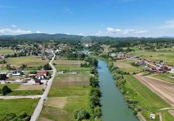Großes Grundstück in Ozalj: Direkt am Fluss und komplett in der Bauzone