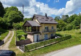 Ihr Rückzugsort im Grünen: Möbliertes Haus mit Blick in die Landschaft