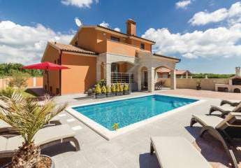 Mediterrane Steinhausvilla mit Pool für unvergessliche Familienmomente