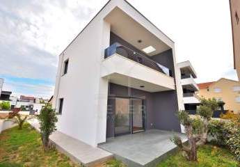 Neubau Doppelhaushälfte in Vodice, nur einen Spaziergang vom Meer & Stadtzentrum entfernt