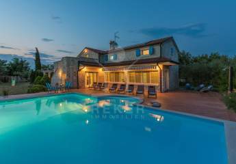 Sonnenbaden am 102 m² Pool: Steinhaus-Villa mit drei Apartments & 2.830 m² Grundstück