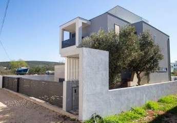 Geräumige Villa mit Pool, Dachterrasse & Aufzug in Sukošan