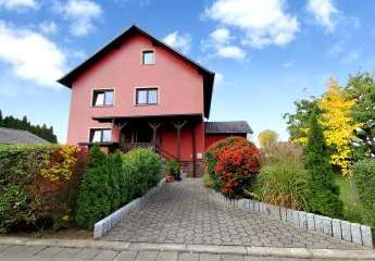 Ihr neues Zuhause mit viel Potenzial: Gepflegtes Zweifamilienhaus in begehrter Lage in 96247 Michelau in Oberfranken!