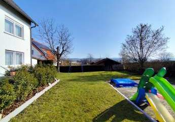 Gemütliches Wohnen mit Wohlfühlfaktor: Helle 3-Zimmer-DG-Wohnung mit Garage in Melkendorf!