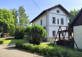 Historischer Charme trifft moderne Nachhaltigkeit: Liebevoll saniertes Einfamilienhaus in 95349 Trebgast mit Werkstatt, Garten und PV-Autarkie!
