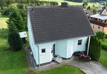 Einziehen und Wohlfühlen: Gepflegtes Einfamilienhaus mit Traumblick und moderner PV-Anlage in Teuschnitz OT Haßlach