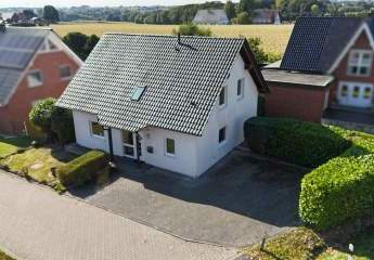 RESERVIERT! Familiengerechtes Einfamilienhaus mit pflegeleichtem Garten und 3 Stellplätzen