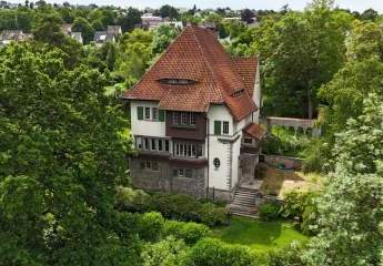 Denkmalgeschützte Fabrikantenvilla an der Weser – Parkgrundstück mit drei zusätzlichen Bauplätzen
