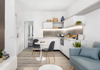 Helle 2 Zimmer Wohnung Berlin Mitte mit Balkon und Fitnessraum