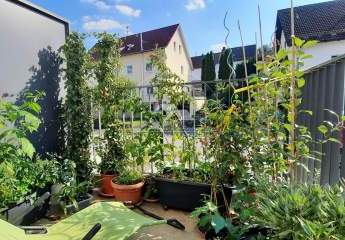 Nachhaltig wohnen mit Stil – KfW 40 Maisonette mit Balkon und Stellplatz