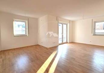 Erstbezug mit Wohlfühlfaktor – Moderne KfW-40-Wohnung im EG und UG mit Stellplatz & Gartenanteil