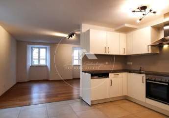 Kernsaniert 2022 – stilvolle Altstadtwohnung mit Freisitz & FBH