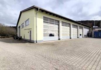 Gewerbeimmobilie mit Entwicklungspotenzial – Halle auf großem Grundstück