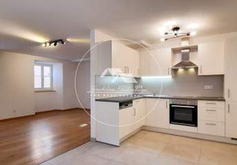 Stilvolle 3-Zi.-Wohnung (EG) mit Freisitz, EBK & Fußbodenheizung – kernsaniert 2022