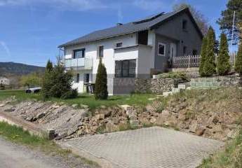 Modernisiertes
Einfamilienhaus mit Wärmepumpe, PV, Garage, Stellplätze und  Einliegerwohnung