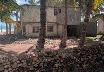 Haus in Nagua mit Strand. 1500 qm mit Palmen und Haus im Rohbauzustand. mit Titulo