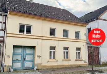 HORN IMMOBILIEN ++ Strasburg (Uckermark) Zweifamilienhaus mit Nebengebäuden, sanierungsbedürftig