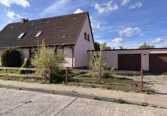 HORN IMMOBILIEN ++Pasewalk Doppelhaushälfte, kleines Haus, großes Grundstück