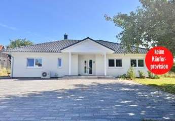 HORN IMMOBILIEN ++ Winkelbungalow 5 km bis Neubrandenburg, Baujahr 2022, Doppelgarage + Carport