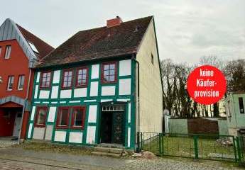 HORN IMMOBILIEN++ Friedland, historisches Stadthaus mit 6 Zimmern, Kaminöfen, 2 Bädern und Garage