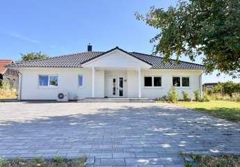 Jetzt Miete möglich! Winkelbungalow 5 km bis Neubrandenburg, Baujahr 2022, Doppelgarage, EBK,Carport