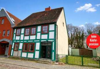 HORN IMMOBILIEN++ Friedland, historisches Stadthaus mit 6 Zimmern, Kaminöfen, 2 Bädern und Garage