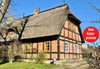 HORN IMMOBILIEN ++ tolles Reetdach-Fachwerkhaus in Alt Rehse bei Neubrandenburg, Denkmalschutz