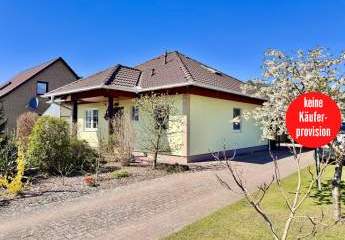 HORN IMMOBILIEN + Einfamilienhaus mit Einbauküche, Doppelgarage und Keller in Krugsdorf bei Pasewalk