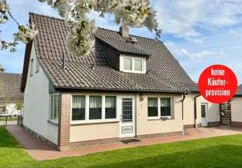 HORN IMMOBILIEN ++ Haus mit Doppelgarage und Nebengebäude in Wodarg bei Altentreptow, ruhige Lage